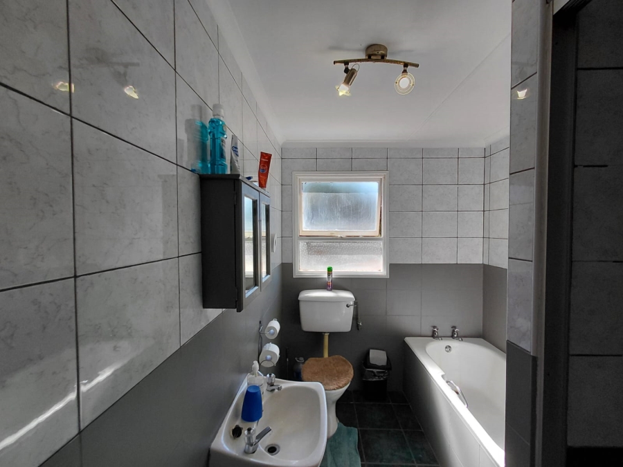 5 Bedroom Property for Sale in C Place Eastern Cape